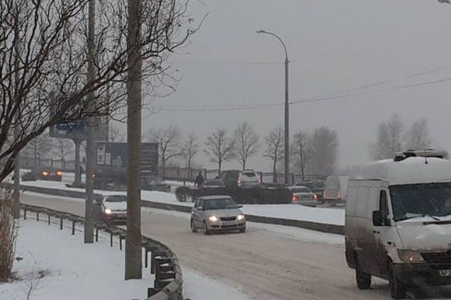 В Запорожье из-за фуры образовалась пробка