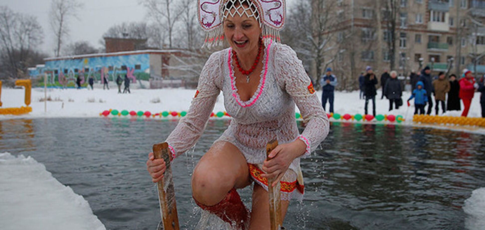 Моржи, прорубь