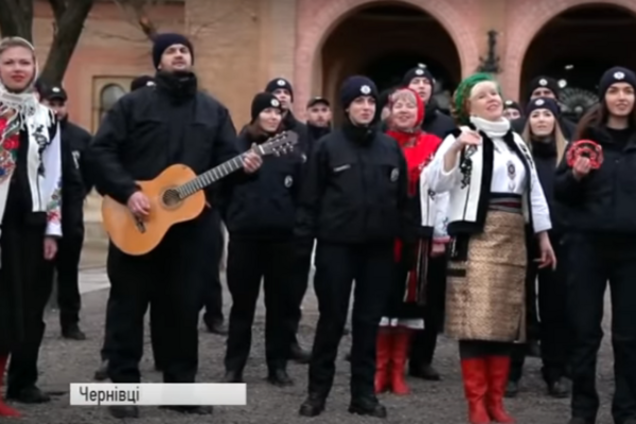 Полицейские спели колядки