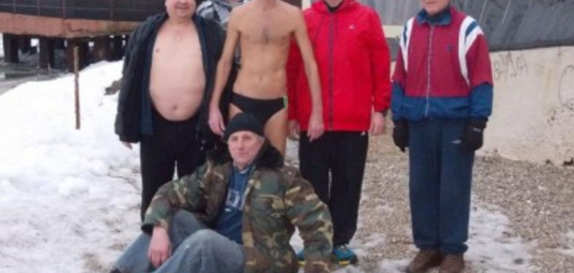 Бердянские моржи устроили рождественский заплыв