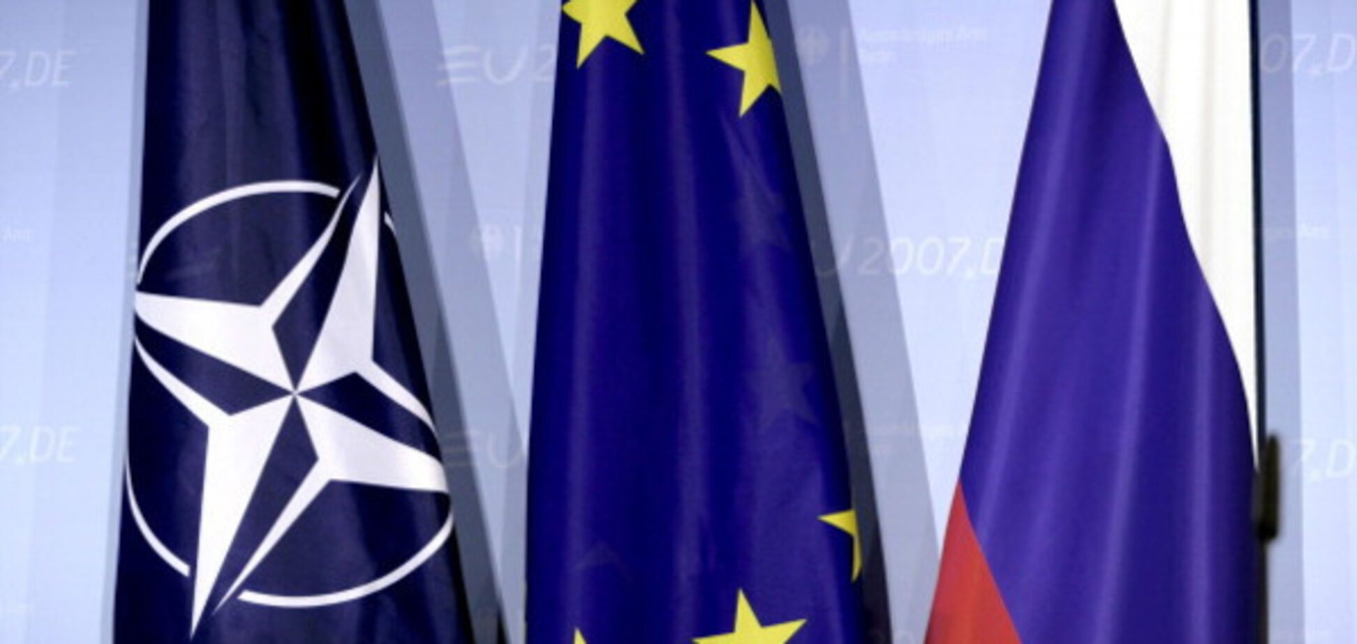 Прапори НАТО, ЄС і РФ