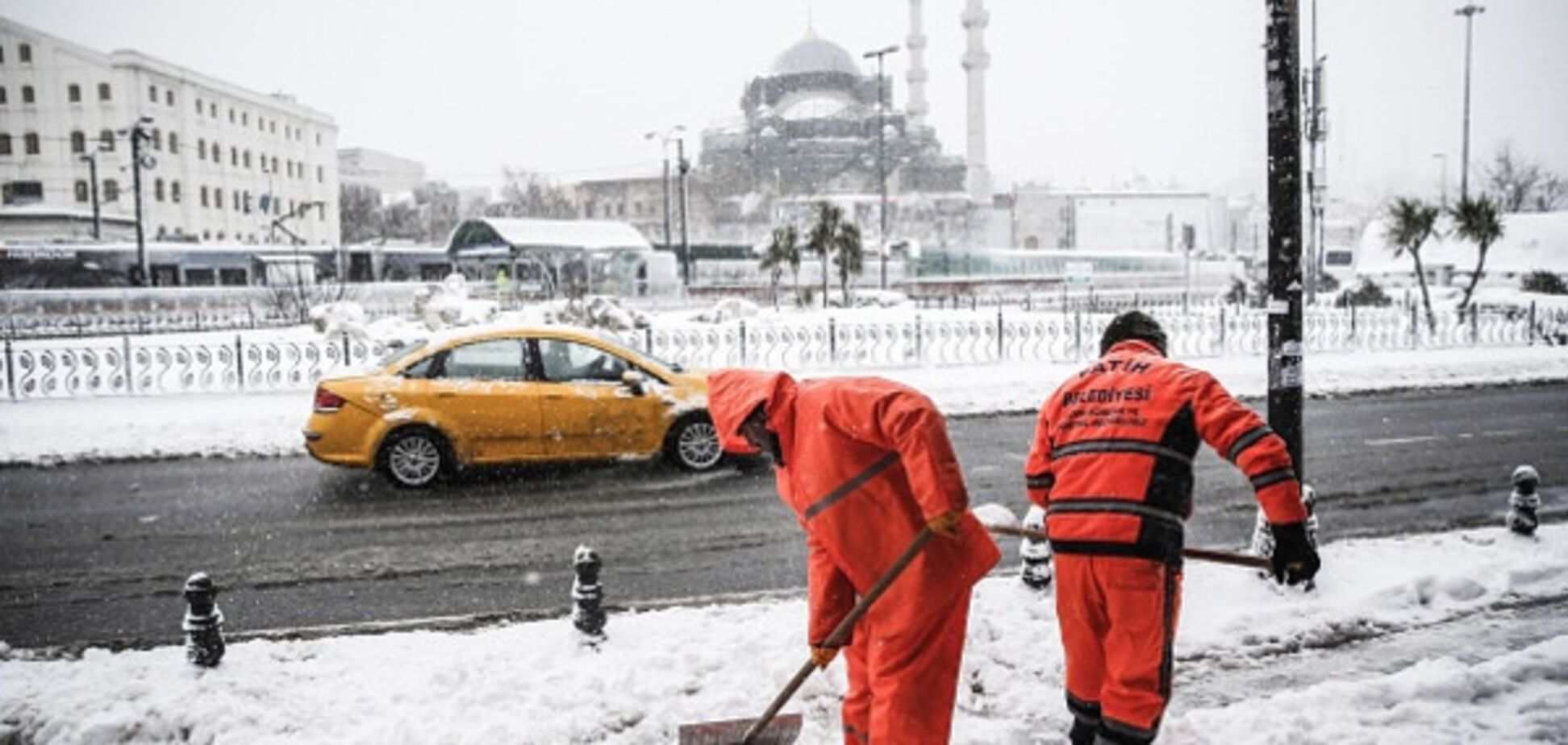 Стамбул снег