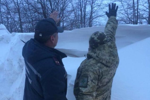 Сугробы на трассе