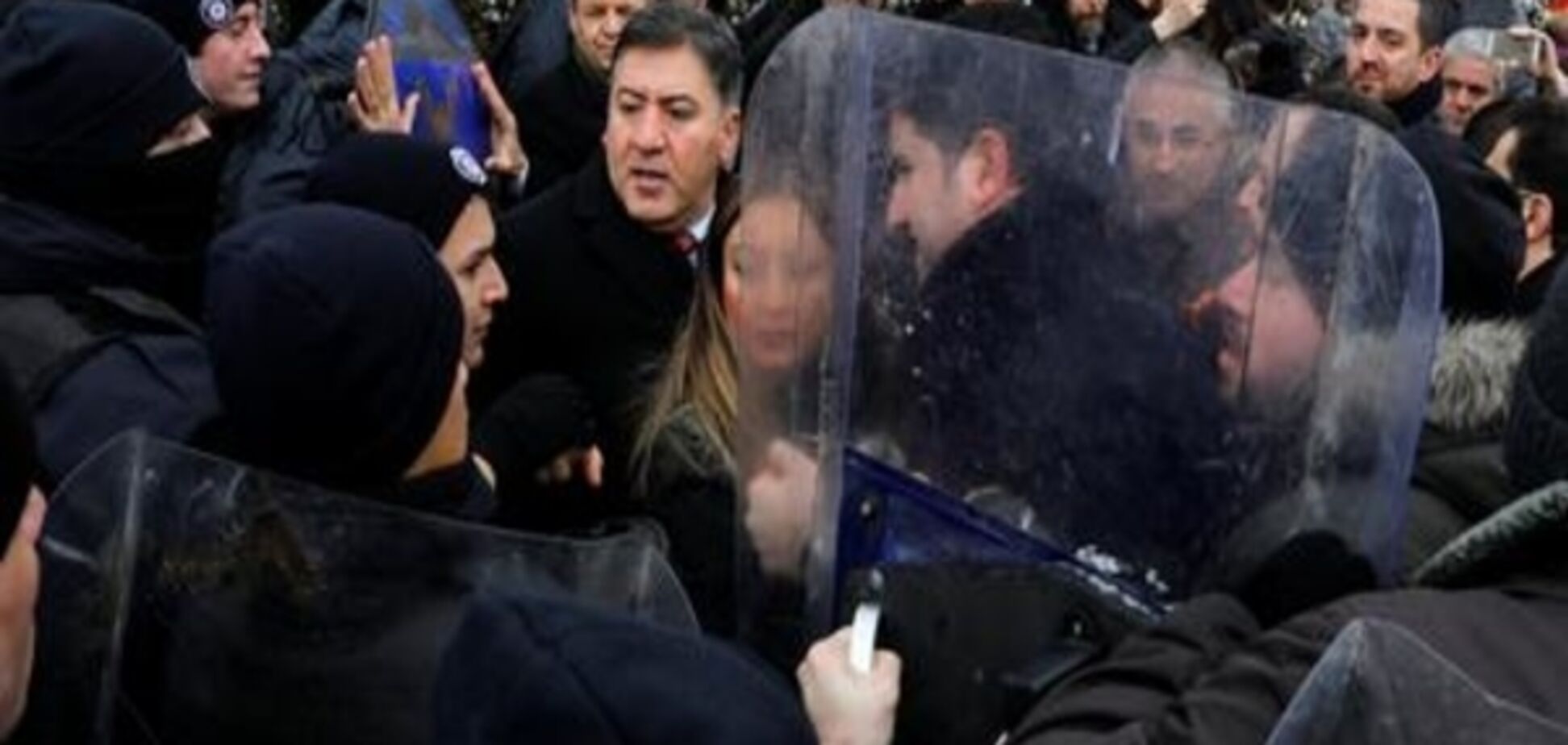 У Туреччині поліція розігнала протест проти посилення влади президента