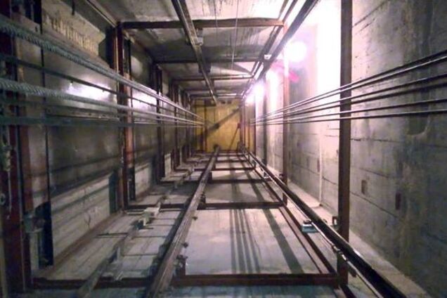 В Киеве оборвался лифт с пассажиром