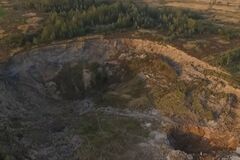 Землетрясение в Украине: масштабный кратер сняли на видео  