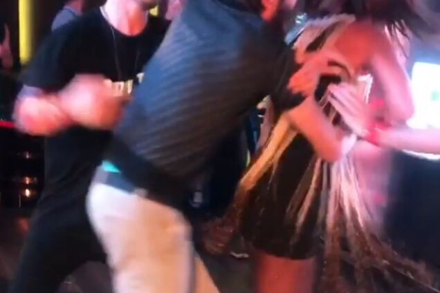 На российскую поп-звезду напали прямо на концерте: появилось видео