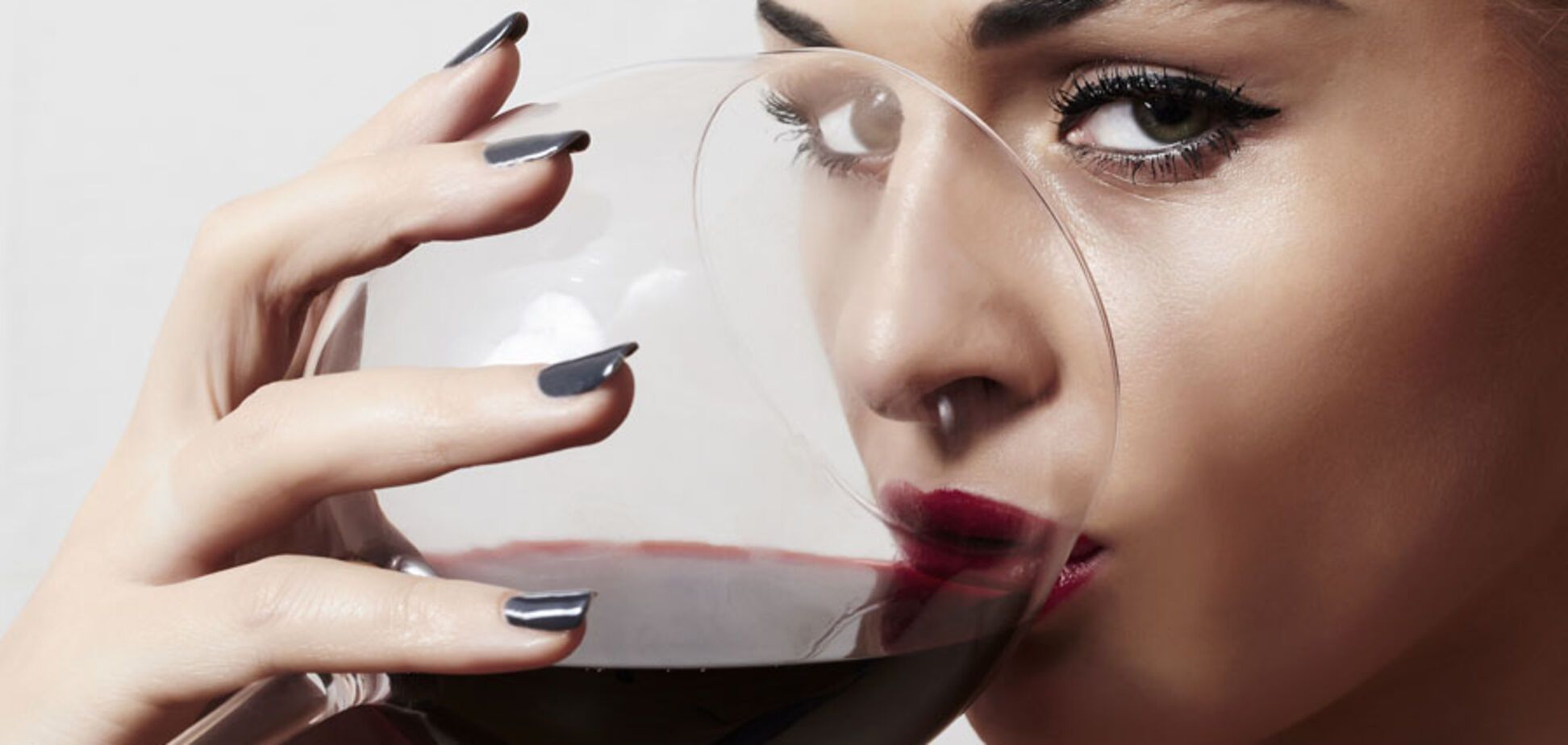 Не тільки шкідливо, але й калорійно: дієтологи розповіли, скільки можна випивати вина