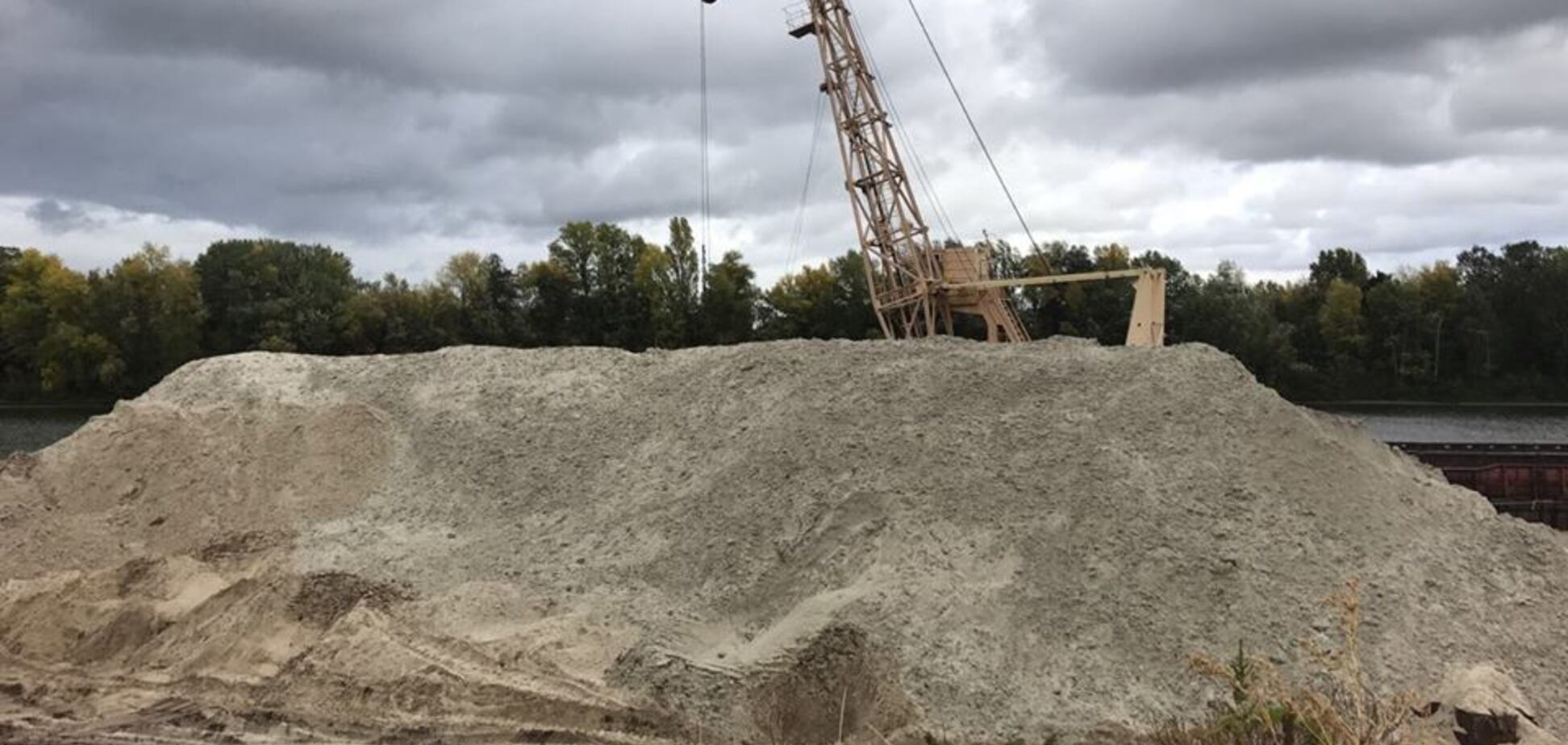 'Улов' на миллионы: на Киевщине прекратили масштабную нелегальную добычу песка
