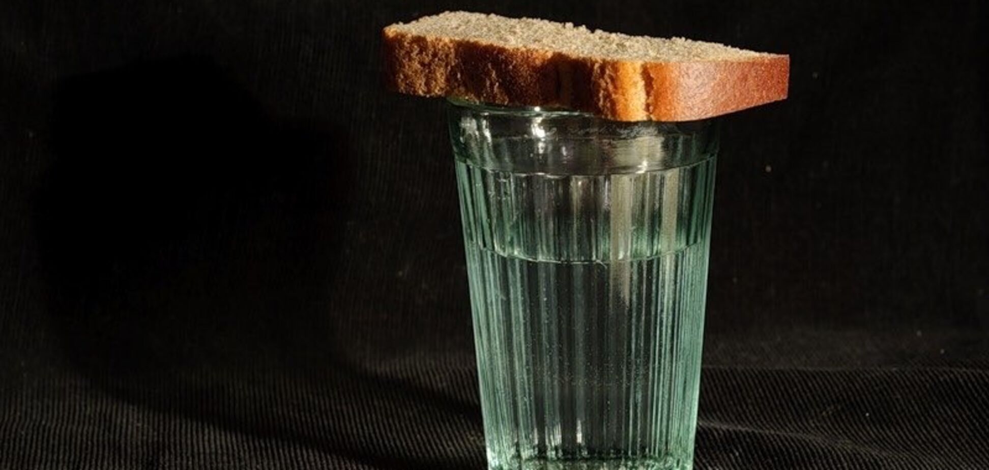 'Помянем заряженной водой': собраны самые циничные шутки о смерти телецелителя Чумака