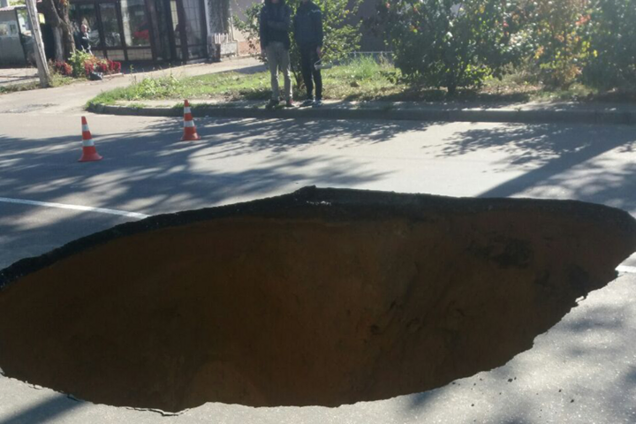 В Одесі 'розверзлася' дорога: фотофакт