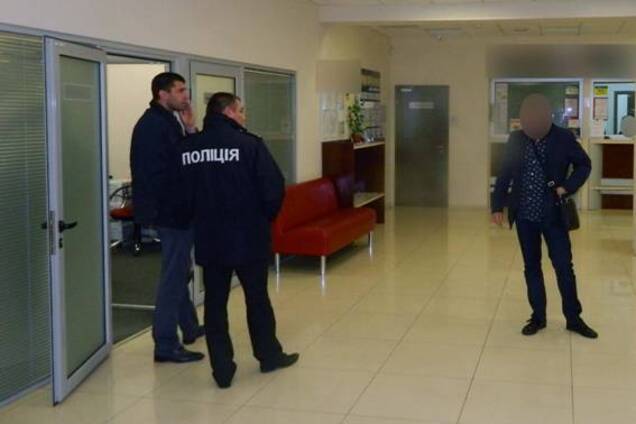 Кілограм золота і сотні тисяч доларів: у Києві пограбували банк