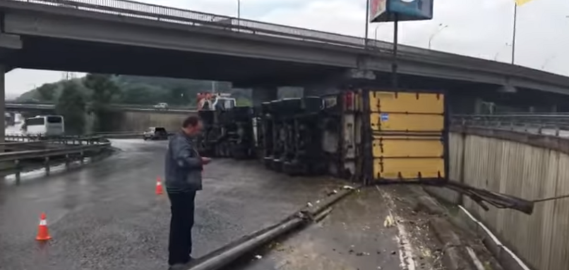 Бездействие как преступление: почему с эстакады в Киеве слетают автомобили