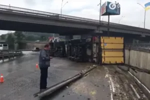 Бездіяльність як злочин: чому з естакади в Києві злітають автомобілі