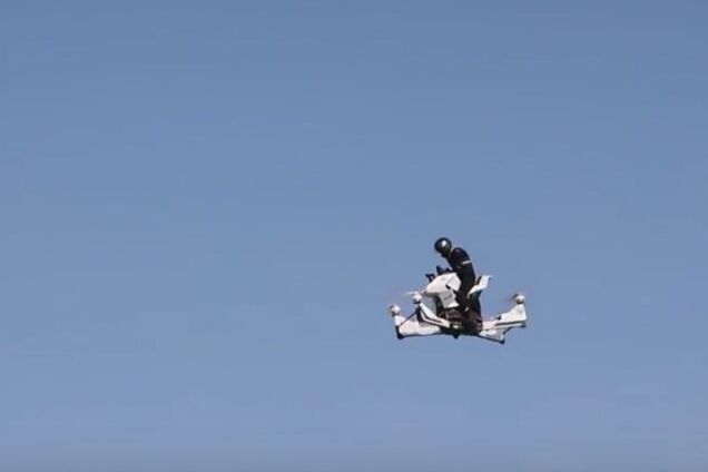 'Будуть у вікна залітати': мережу вразив літаючий мотоцикл поліції Дубая