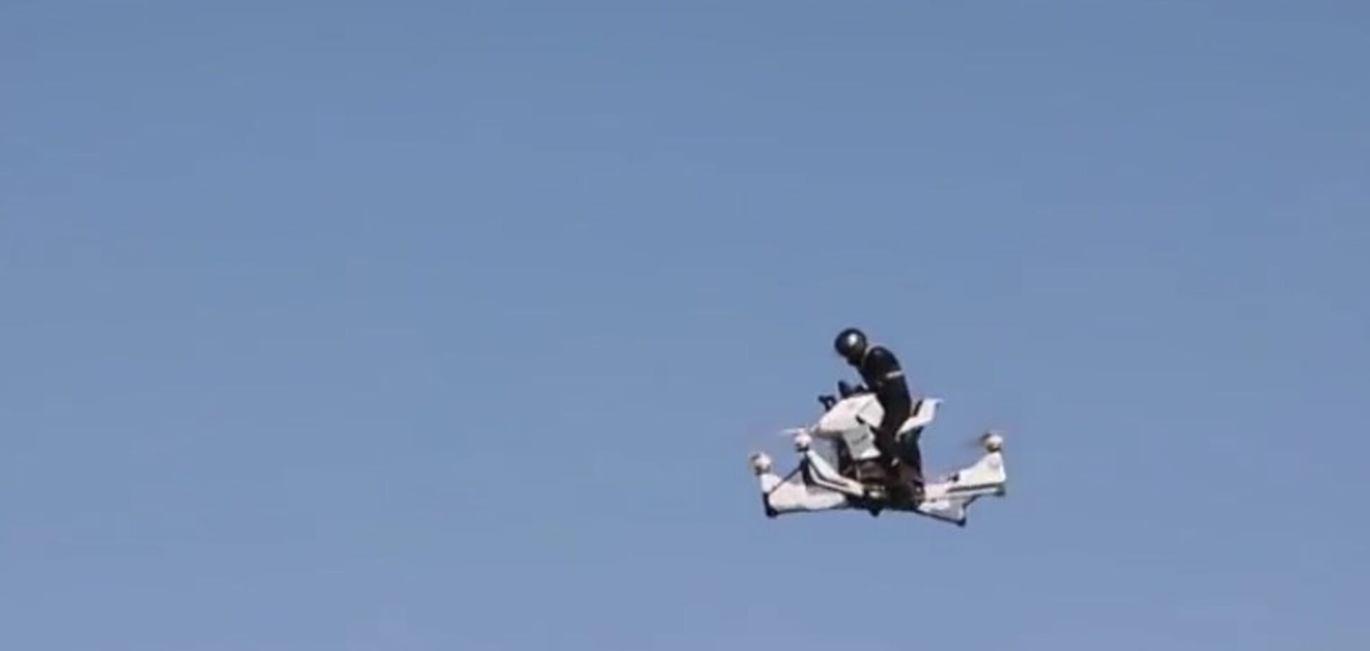 'Будут в окна залетать': сеть впечатлил летающий мотоцикл полиции Дубая