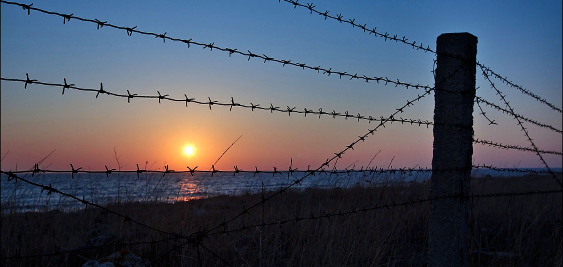 'Делают концлагерь': Арестович назвал две причины строительства стены в Крыму