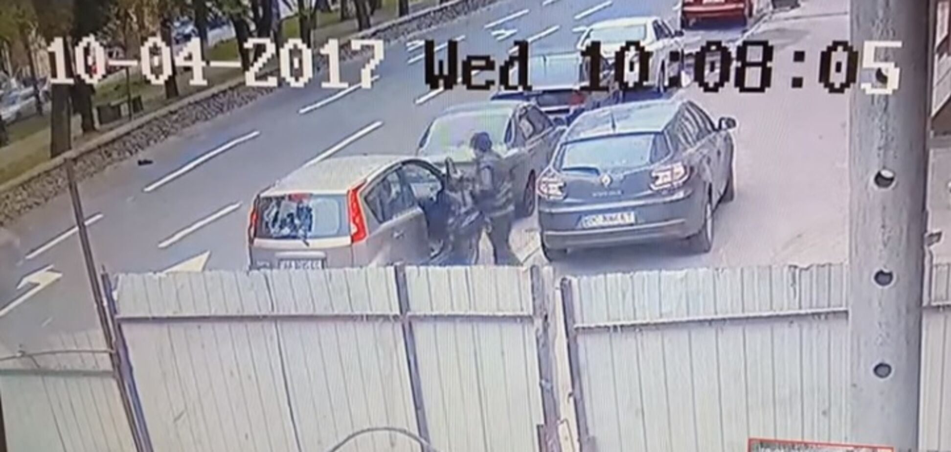 Чекав, поки відкриють двері: у Києві 'обчистили' авто з водієм, злодій потрапив на відео