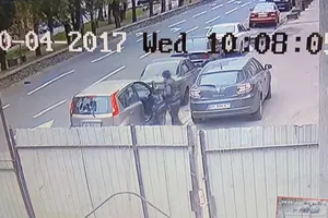Чекав, поки відкриють двері: у Києві "обчистили" авто з водієм, злодій потрапив на відео