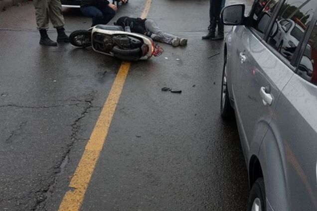 Жуткое ДТП в Киеве: водитель легковушки потерял сознание и задавил скутериста