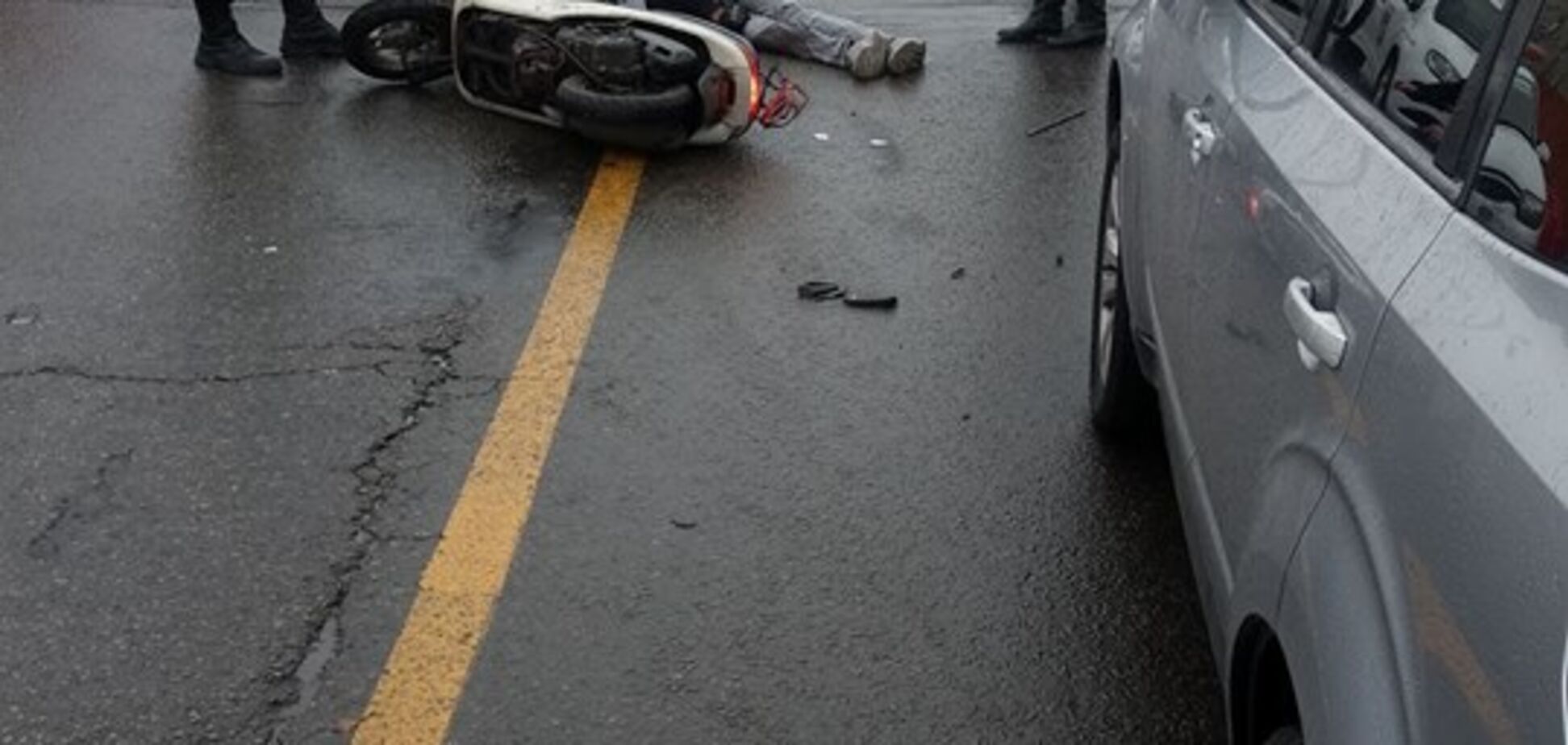 Жуткое ДТП в Киеве: водитель легковушки потерял сознание и задавил скутериста