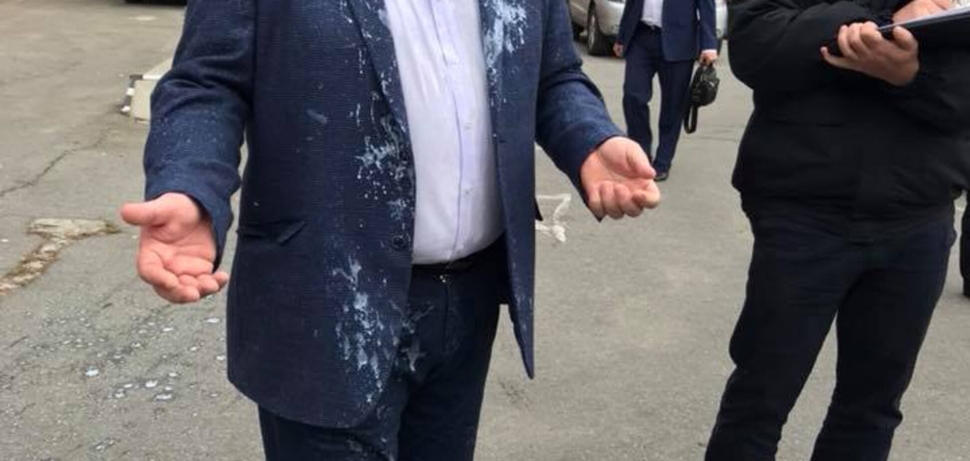 'Настигло не только яйцо': в Черновцах нардепа облили кефиром
