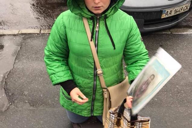 'Бессердечные негодяи': сеть поразила история девушки-попрошайки на вокзале в Киеве