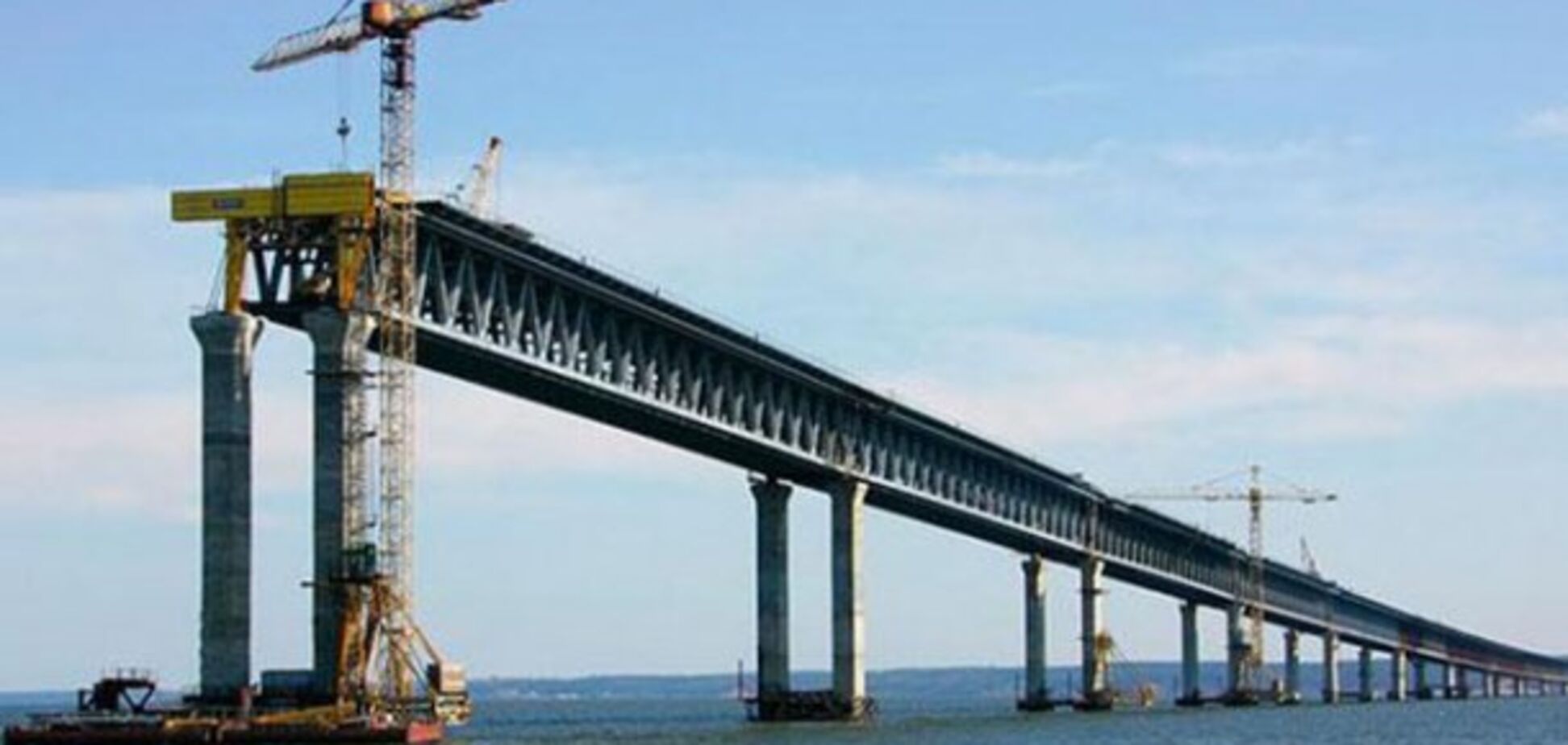 Регионы фактически бедствуют, зато мост в Крым строят