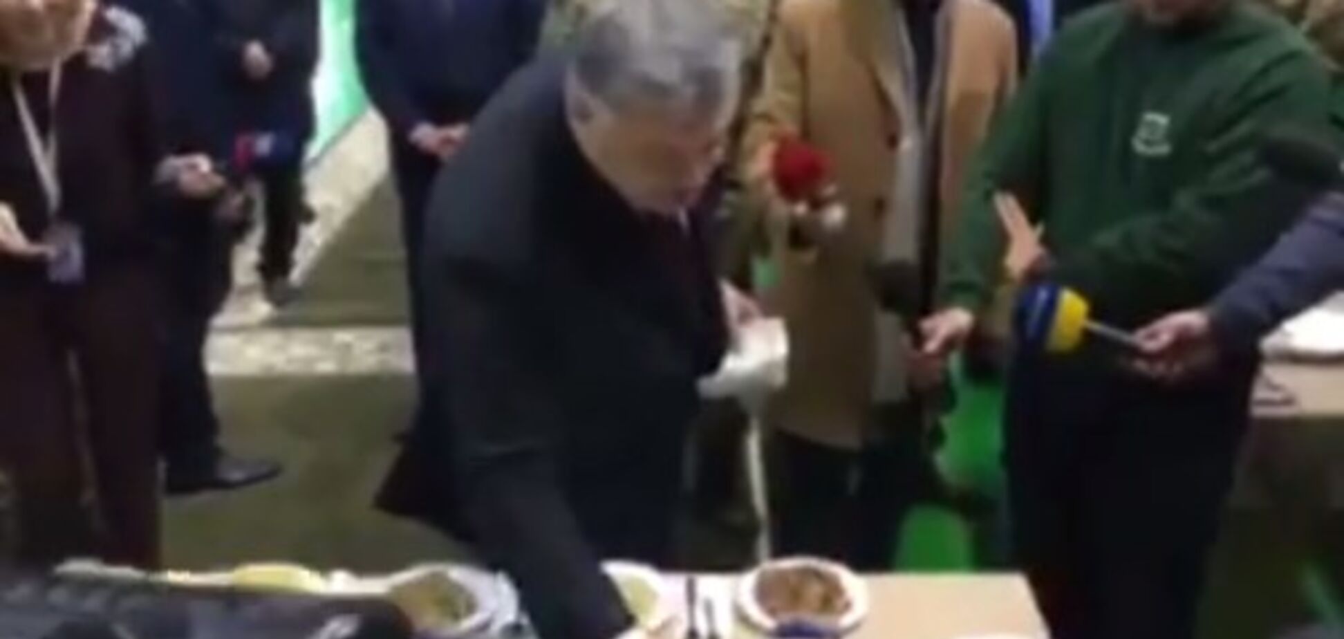 'Марина готовит лучше': Порошенко попробовал новый солдатский сухпаек