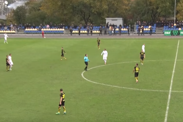 Курьез чемпионата Украины: футболист оригинально 'отомстил' арбитру за желтую карточку - опубликовано видео