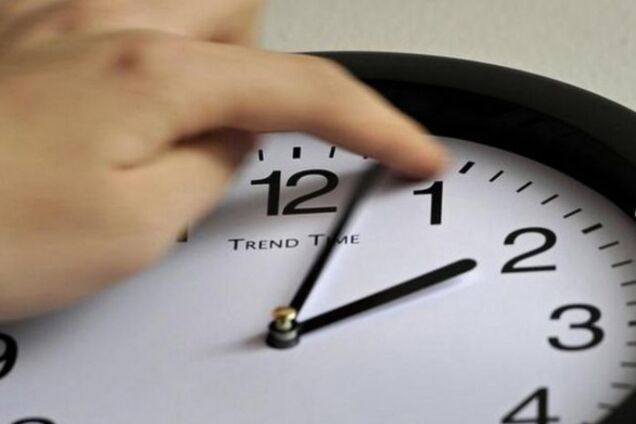 Переход на зимнее время: когда в Украине переводят часы