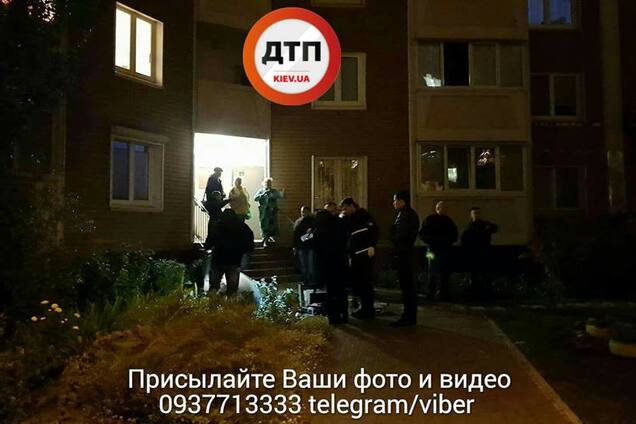 Смерть наступила мгновенно: в Киеве мужчина выпал из окна высотки
