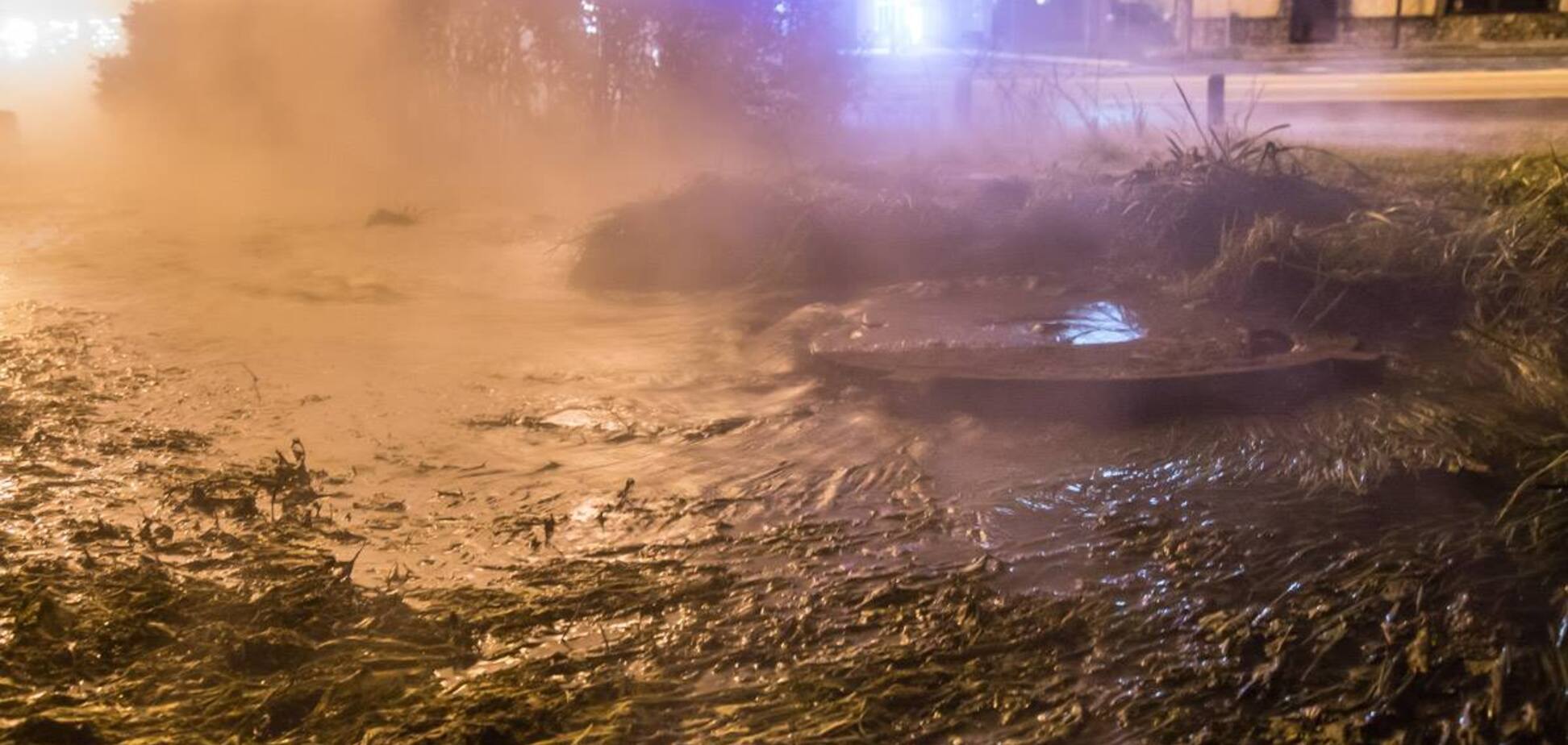 Отопительный сезон отменяется? В Киеве прорвало трубы с горячей водой