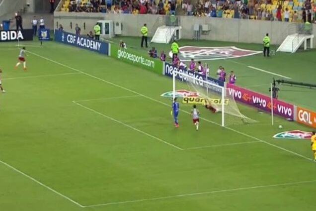 Повис на сетке: бразильский футболист забил нелепый гол в свои ворота - опубликовано видео