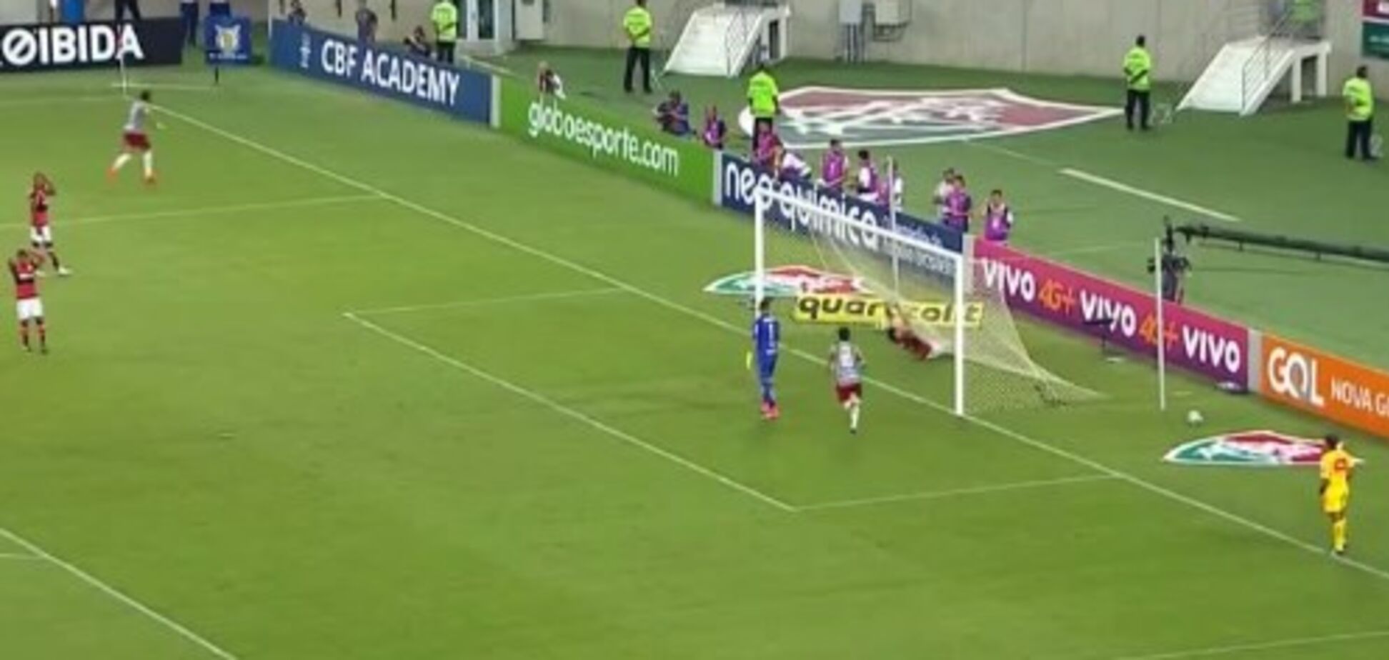 Повис на сетке: бразильский футболист забил нелепый гол в свои ворота - опубликовано видео