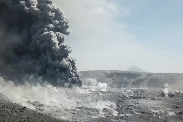 Появилось потрясающее видео извержения вулкана в Японии