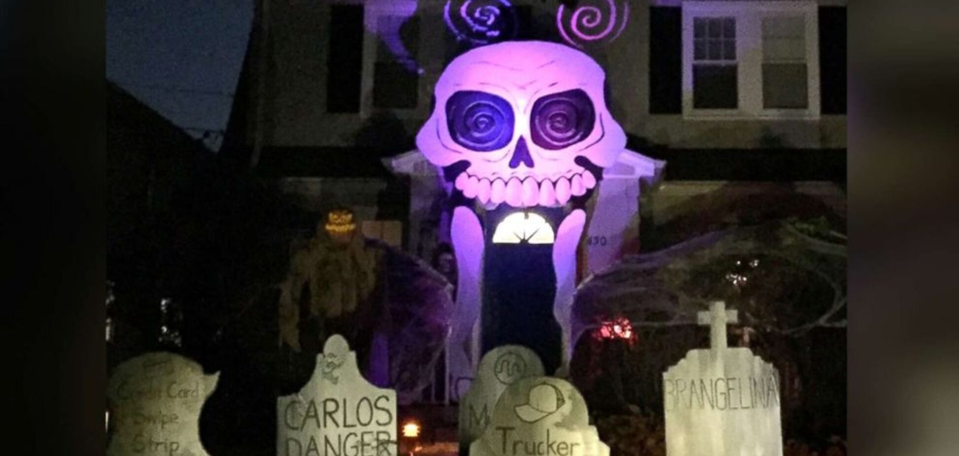 Под Хэллоуин: житель США создал во дворе 'кладбище трендов'