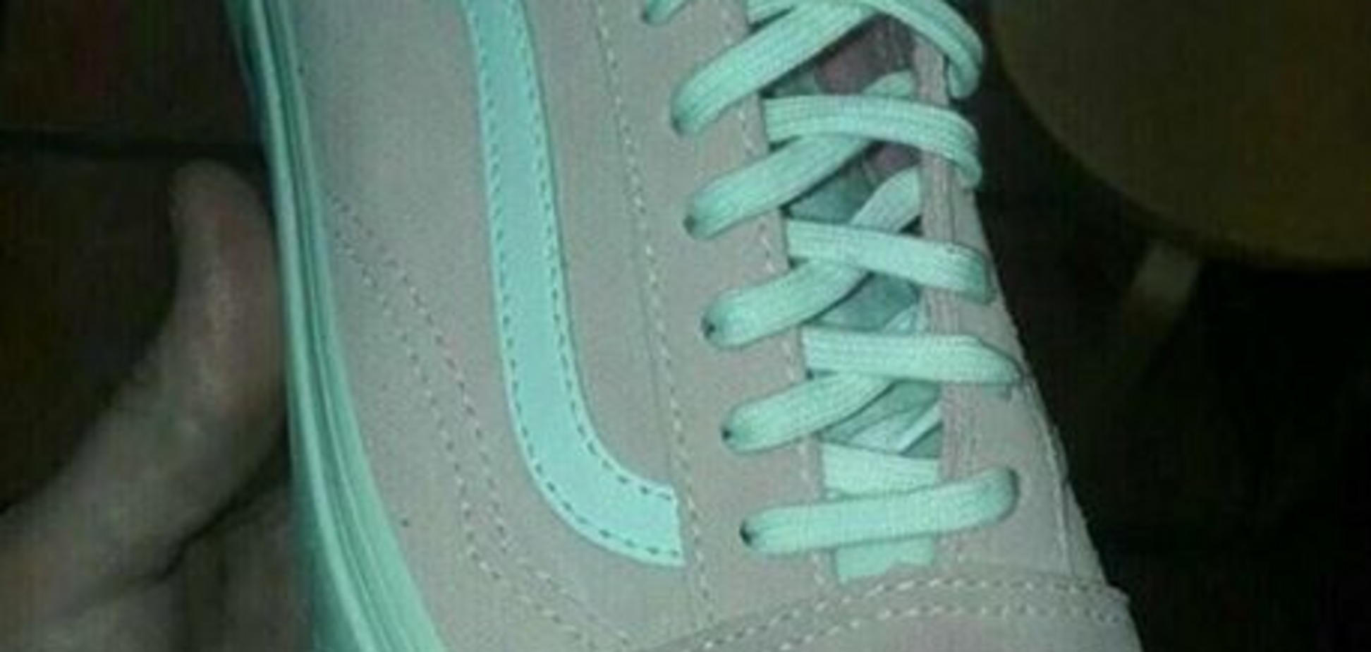 Якого кольору кеди? Нова загадка в мережі розділила людей на два табори