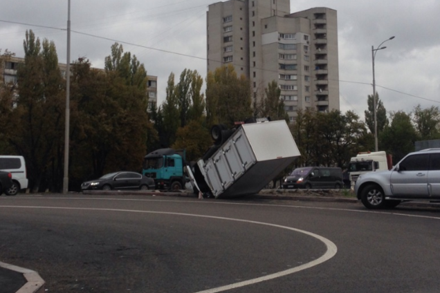 В Киеве произошло казусное ДТП с грузовиком