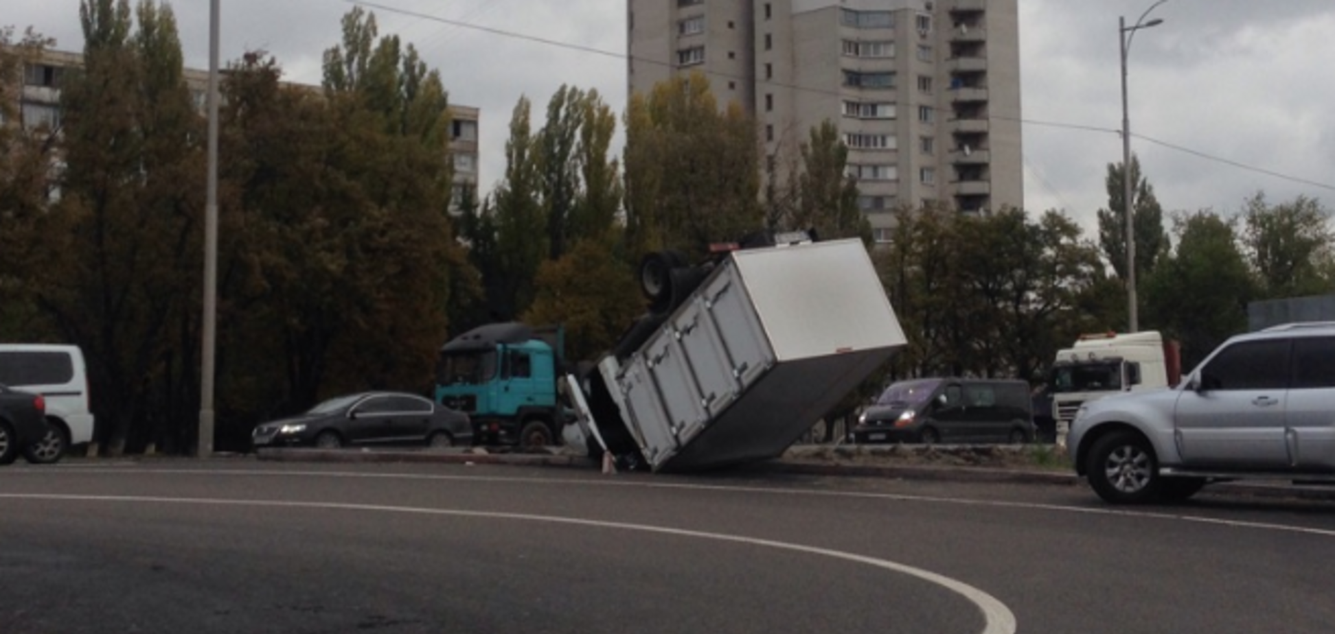 У Києві сталася казусна ДТП з вантажівкою
