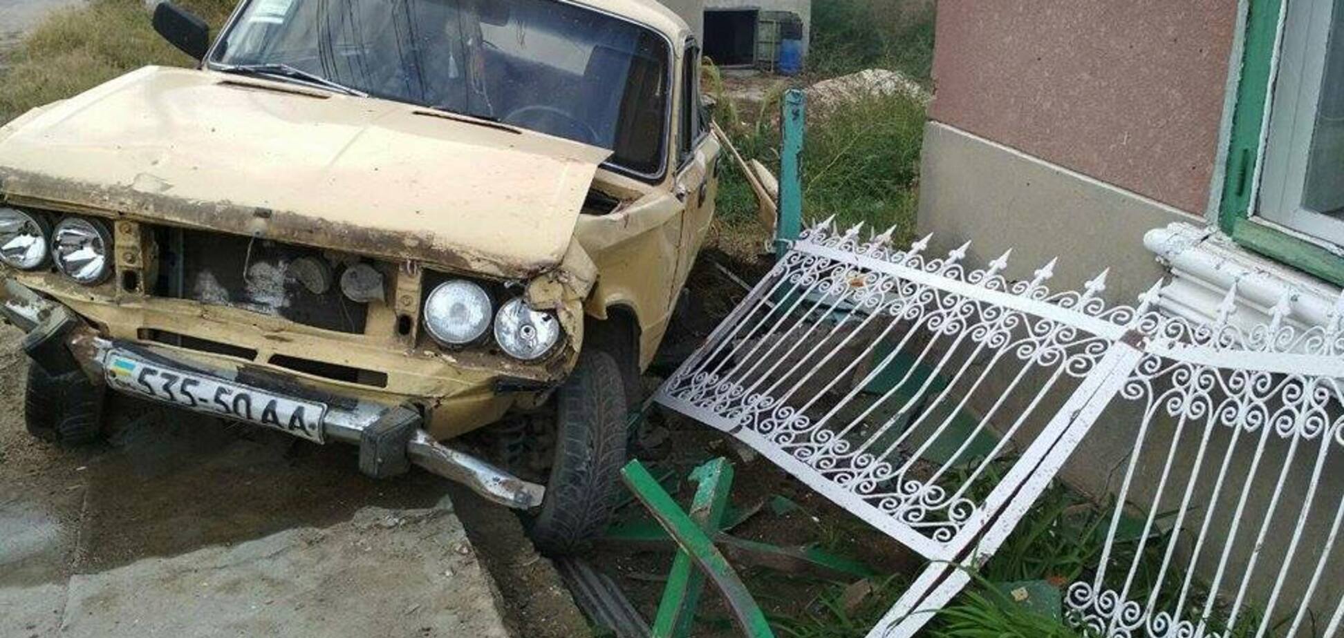 В Одеській області п'яний водій протаранив лавку біля будинку: є жертви