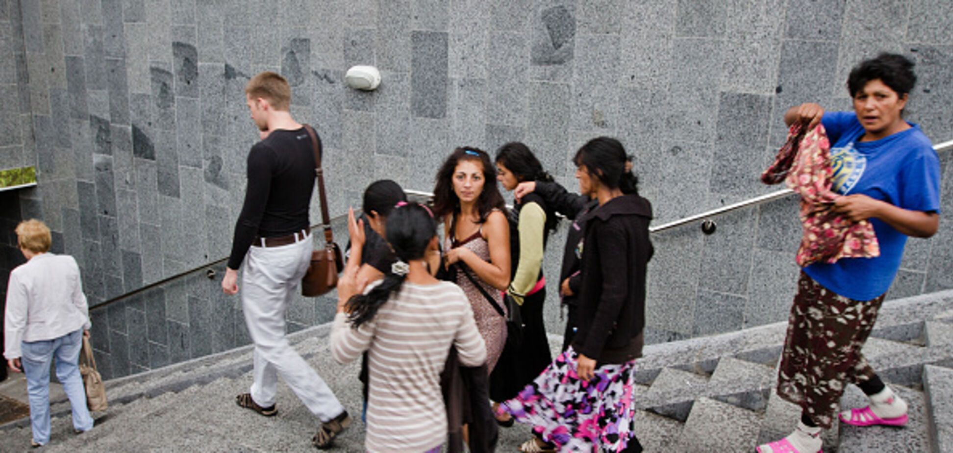 Один 'отгреб': орудующие в Киеве цыгане-воры попали на видео