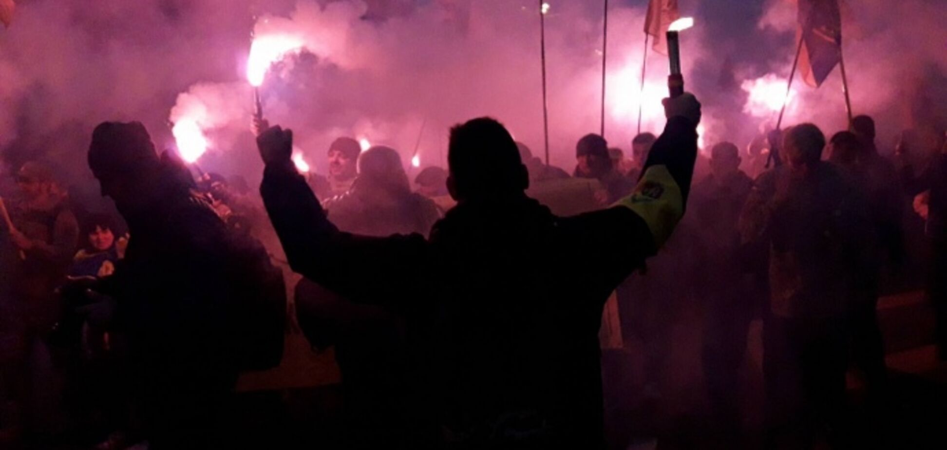 Марш УПА: активисты зажгли фаеры и факелы в центре Киева