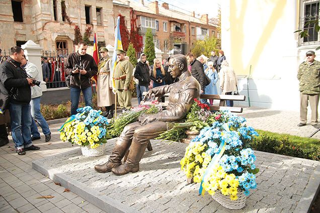 В Украине открыли первый памятник Петлюре: фоторепортаж