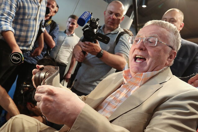 Наминает за обе щеки: сеть развеселила 'госизмена' Жириновского в посольстве США