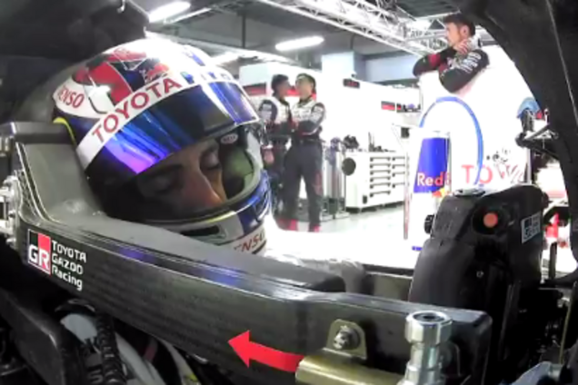 Знаменитий пілот Формули-1 на перегонах заснув за кермом боліда, захропівши в ефірі