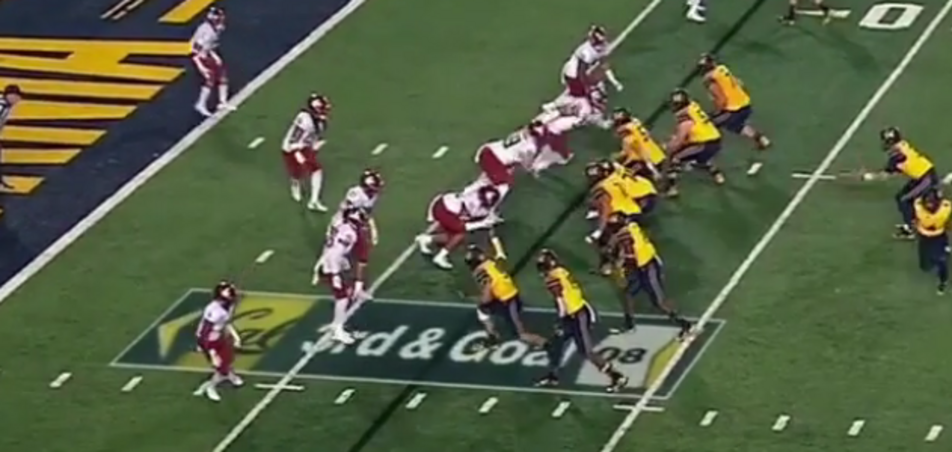 Неймовірний тачдаун в американському футболі зібрав півмільйона переглядів за пару годин: опубліковано відео