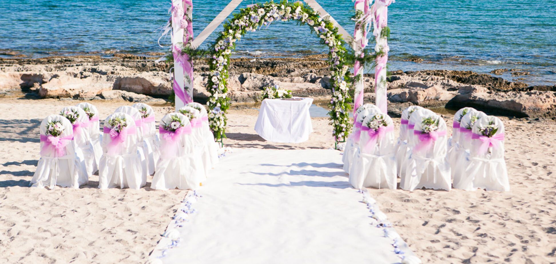 Весільне фото зі статевим актом біля храму в Греції викликало великий скандал