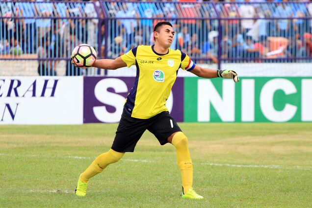 Легендарний голкіпер зіткнувся у матчі з гравцем і через 5 хвилин помер: момент потрапив на відео