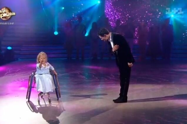 Участник 'Танцев со свездами' довел до слез номером с девочкой в инвалидной коляске